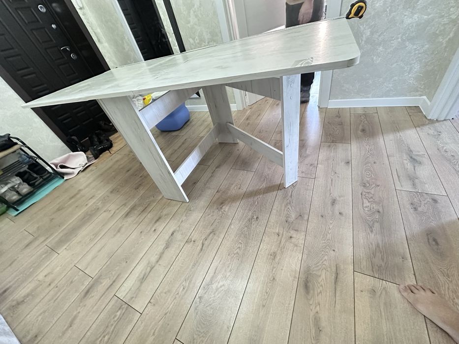 Продается стол в гостинную или кухню