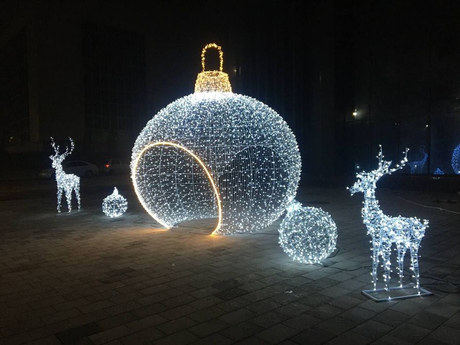 Новогоднее оформление фасадов зданий магазинов домов офисов