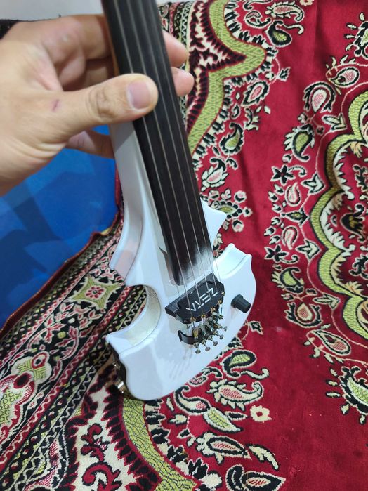 Vând vioara zeta 5 corzi imbus vioara se aude 10/10 clar și puternic