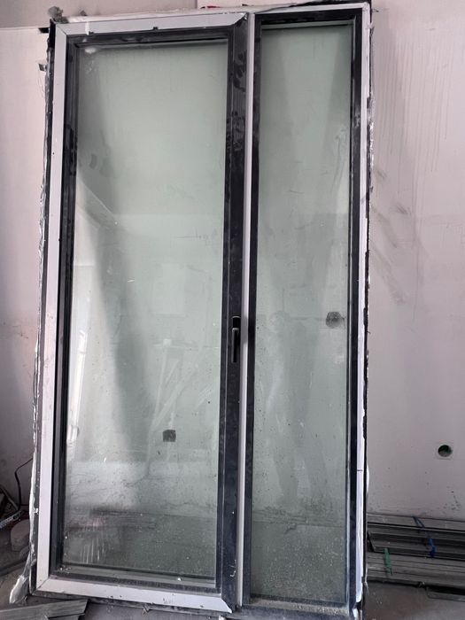 Дверь стеклянная металлическая