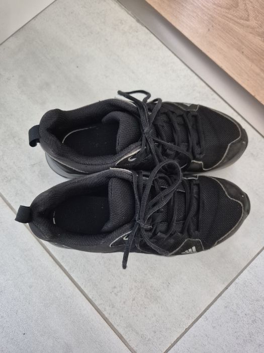 Два чифта маратонки Адидас(32 и 33 номер) плюс подарък сандали