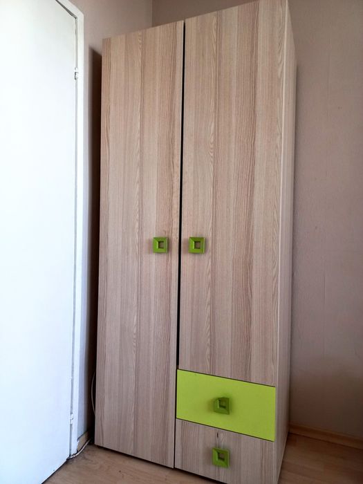 Продавам гардероб и 4 етажерки за съхранение