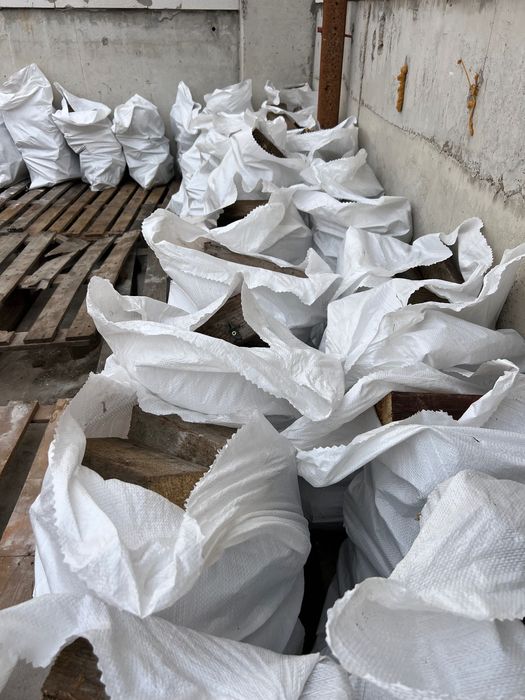 Сухи и нарязани дърва за огрев на чувал