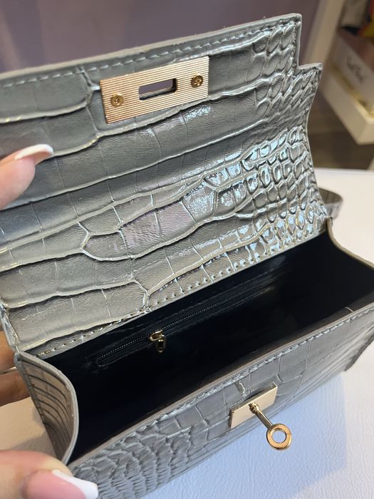 Дамска чанта в сив цвят