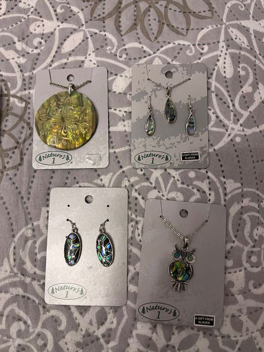 Колиета, обеци и гривни с камъни