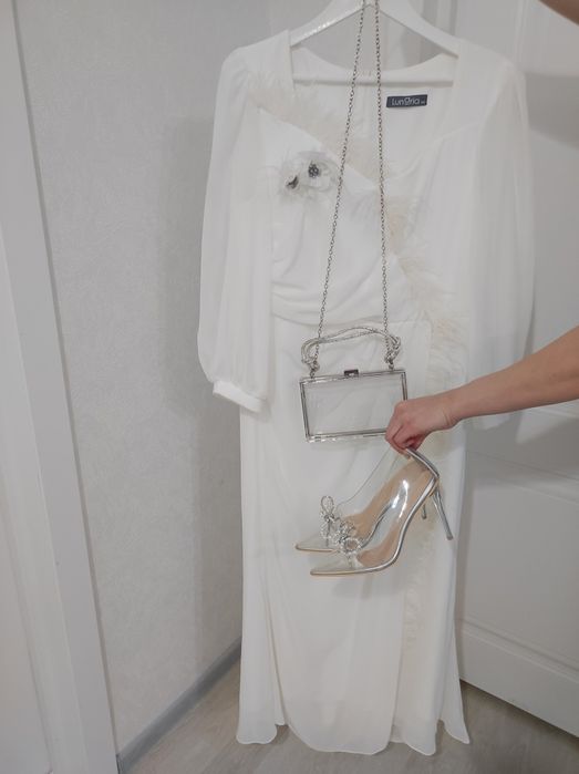 Продам в комплекте шикарное платья