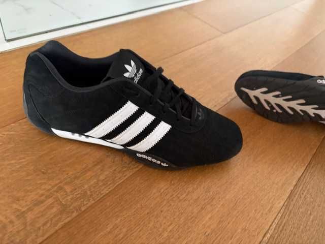 Adidas Adiracer Low-Top Sneakers – negru/alb – mărimea 42,5