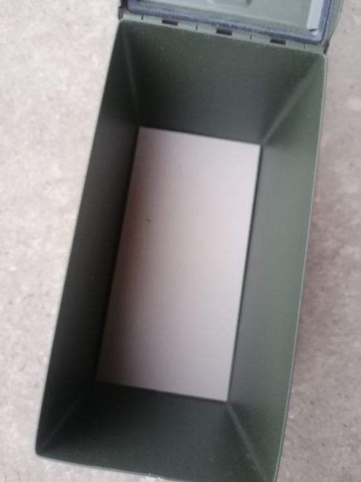 Cutie metalica cu capac etans, ideala depozitare diverse: scule, bani