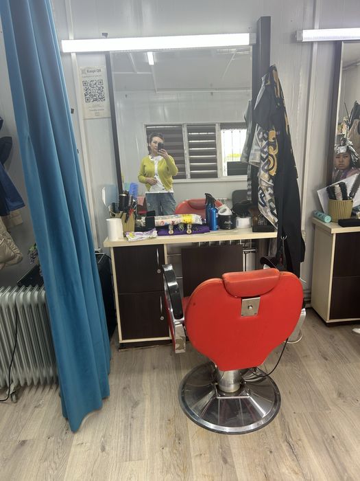 Продам шкаф парикмахерский  есть 3 шкафа