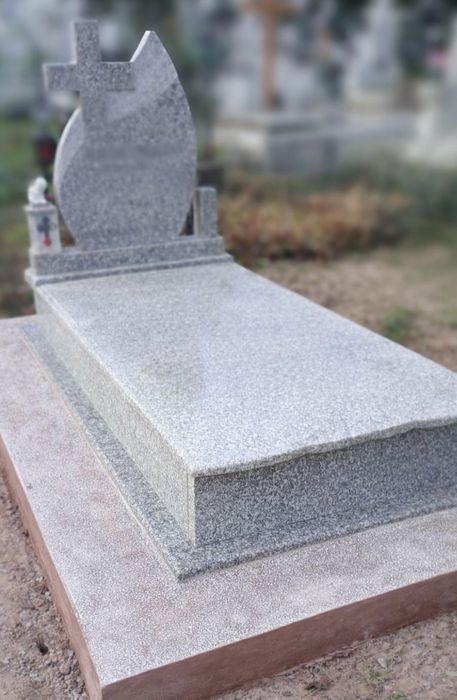 Monumente funerare din granit
