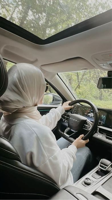 Женщина инструктор по вождению