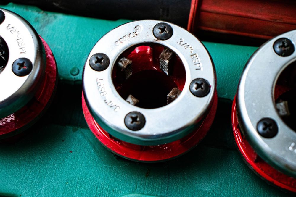 Набор для нарезки резьбы труб Ермак