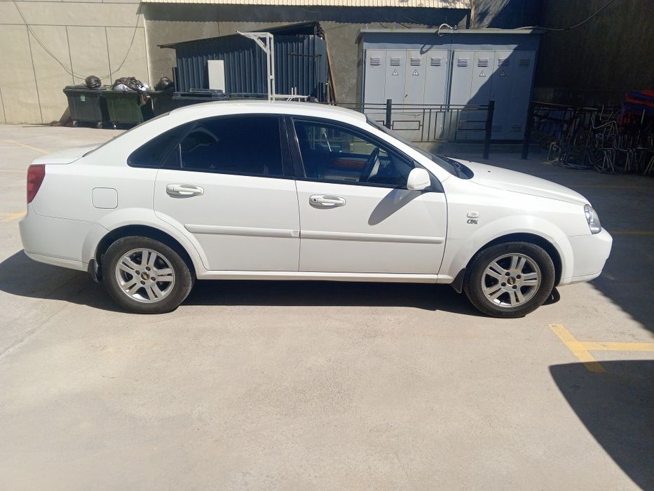 Ласетти 1.8 холати идиал зур яхши иккита жойида Петер бор газ.бензин .