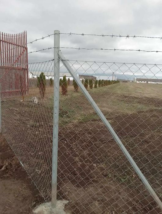 Vindem spaleri galvanizati pentru gard