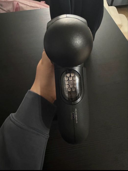 Pistolul de masaj Therabody Theragun Pro Plus, care combină percuția, vibrațiile, căldura și terapia cu lumină