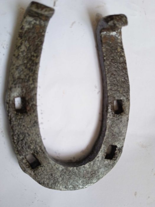 Стари истински ковани подкови за щастие и късмет.