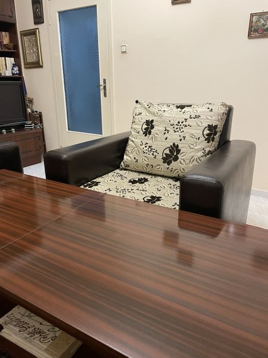 2 бр. фотьойла и маса