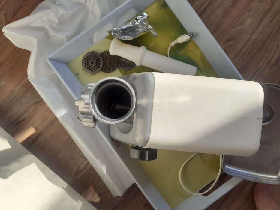 Продаётся электро мясорубка.