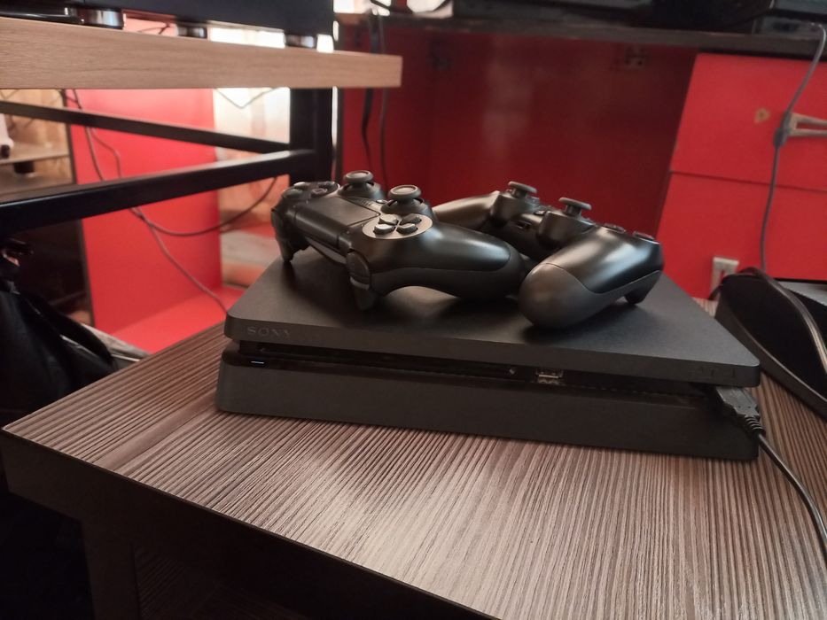 PS4 slim tiniq ideal o'yinlari bor 2 djoystik bor plombasi bor