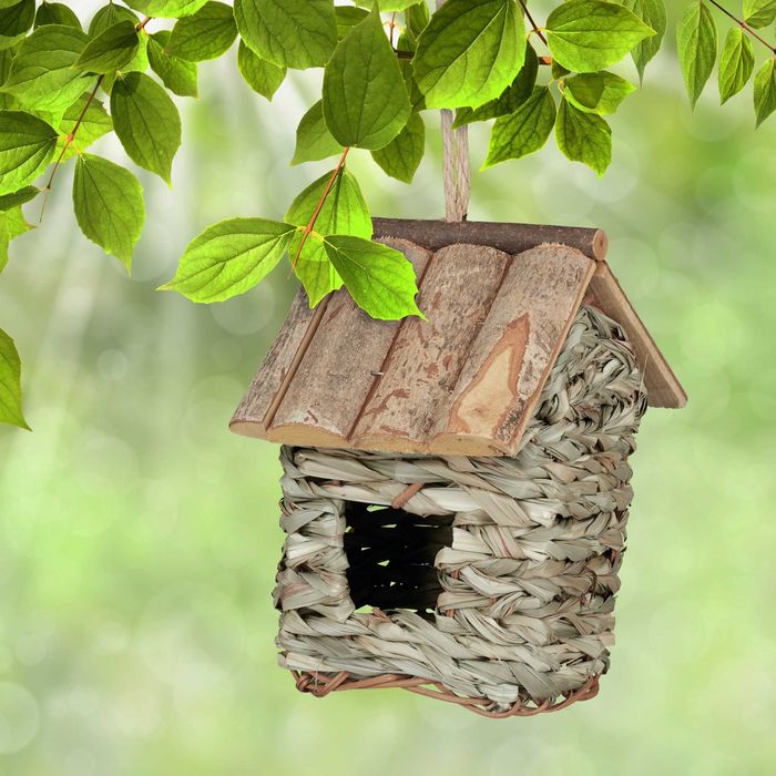 Casuta decorativa pentru pasari din lemn scoarta si paie 20x13.5x16 cm