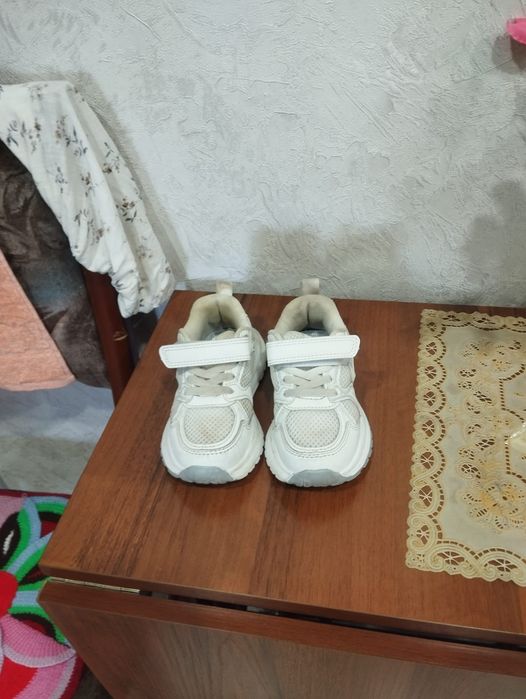 Продам для девочки кроссовки