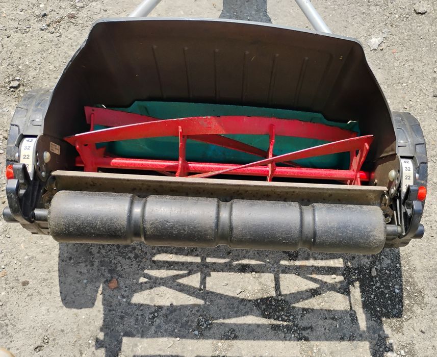 Vând trimer manual pentru gazon.