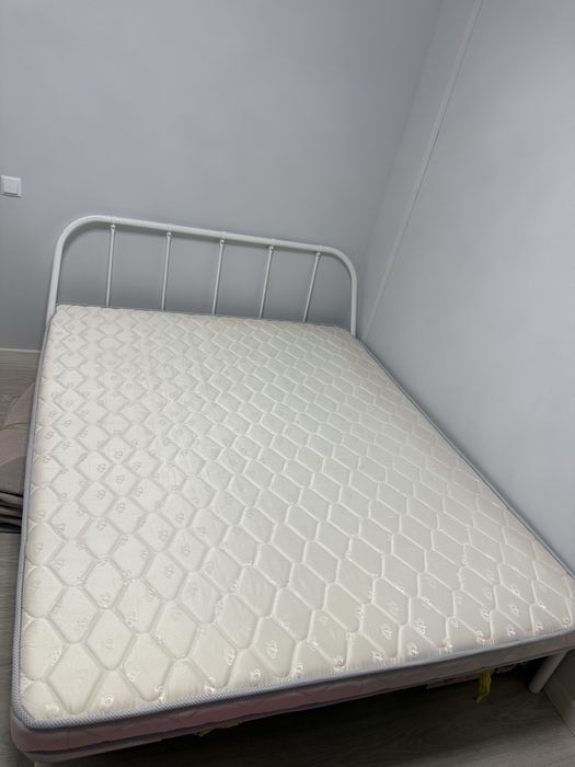 Кровать с матрасом