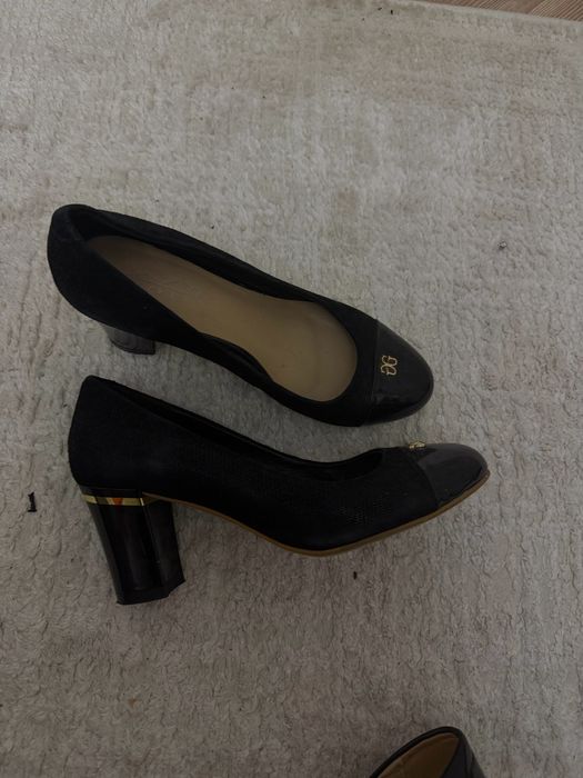Две пары туфель черные