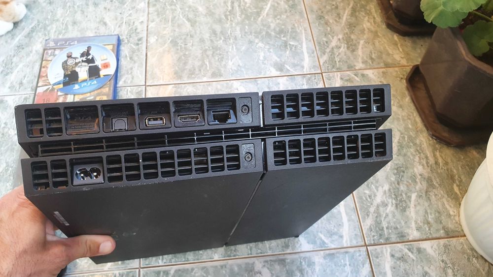 PS4 + 2 джойстика + 2 игри + кабели