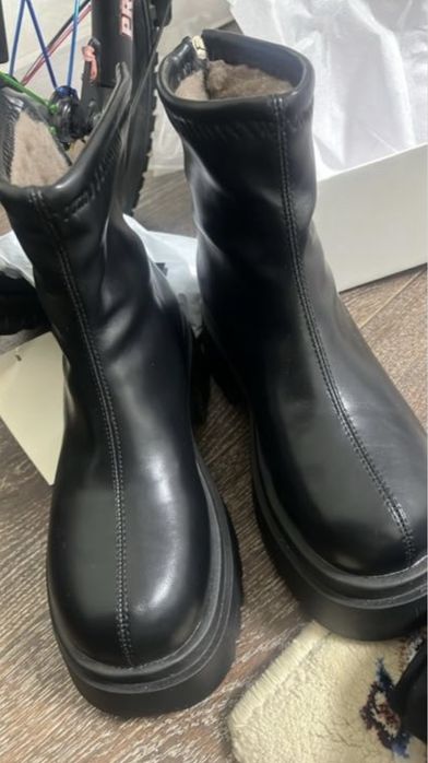 Продам зимние ботинки из эко-кожи.