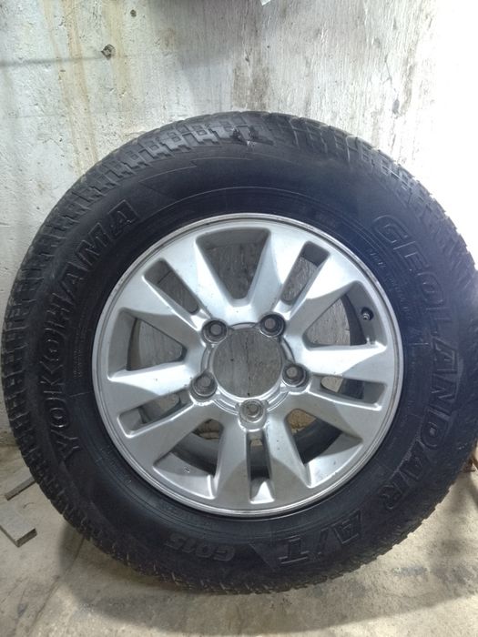 Колесо Toyota land cruiser вместе с покрышкой