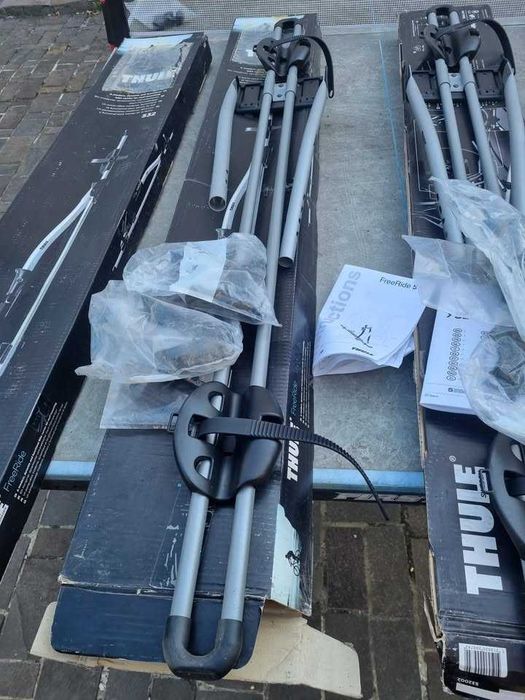 Bare Portbagaj Auto Thule și 4 Suporți Transport Bicicletă Universal Thule. La pachet/separat.