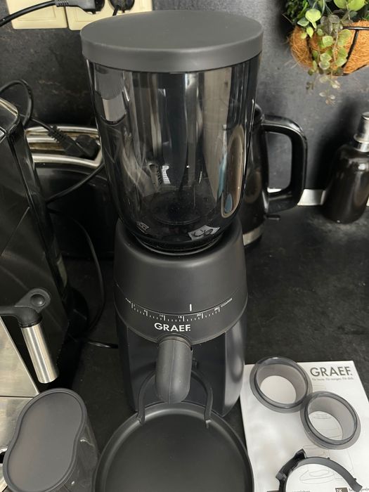 Кафемашина Delonghi Dedica + Конусна кафемелачкаDelonghi