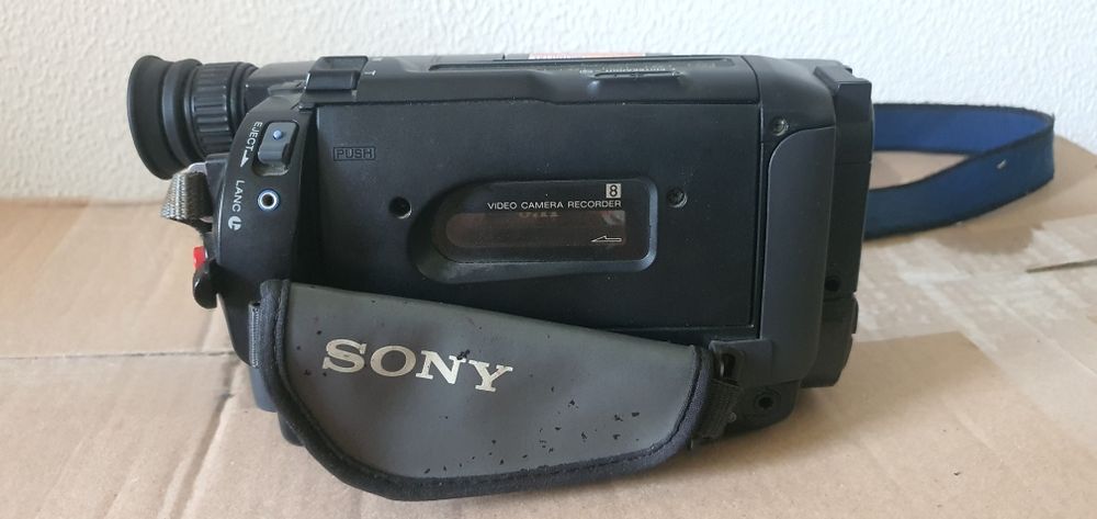Vând cameră video Sony model CCD - TRV15E