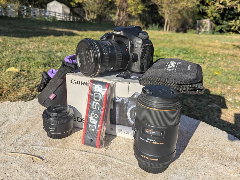 Canon  80D cu obiectiv Canon 50 mm F1.8, Tokina 11-16 mm F2.8, 3. Sigma 105 mm F2.8 Macro 1:1 baterii cu incarcator + accesorii, stare foarte buna