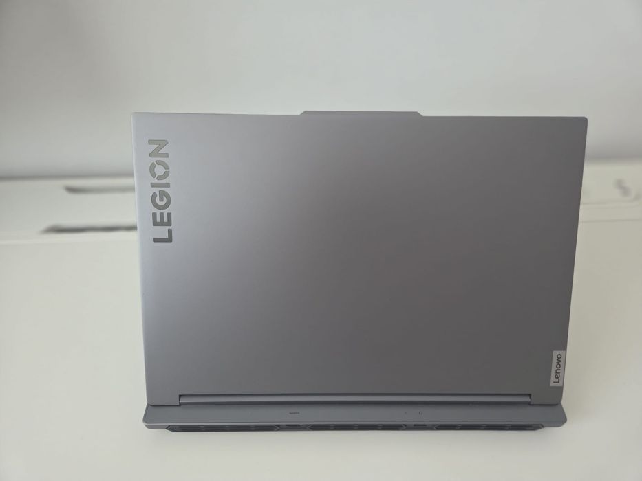 Laptop Gaming Lenovo Legion 5 16IRX9 și Mouse Gaming Logitech G203