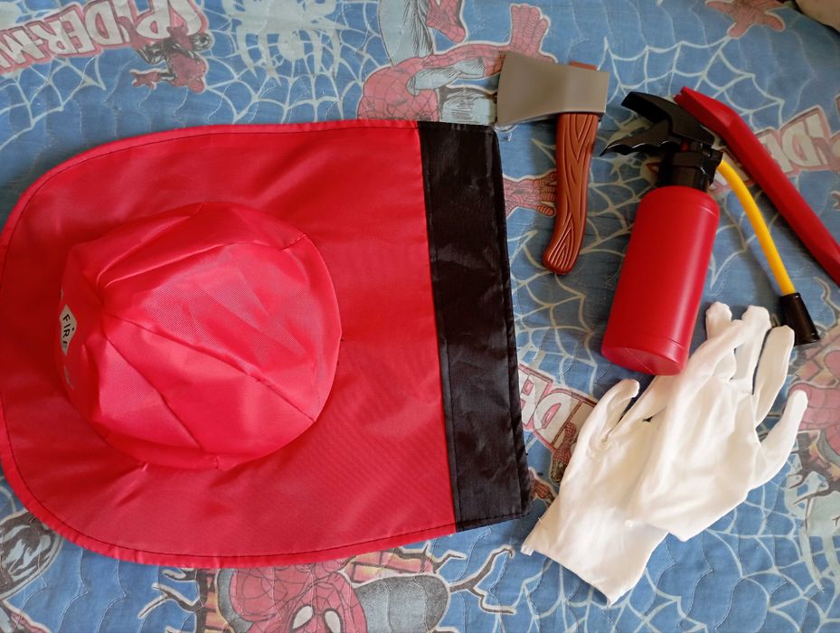 НОВЫЙ Костюм пожарного, на 8-9 лет