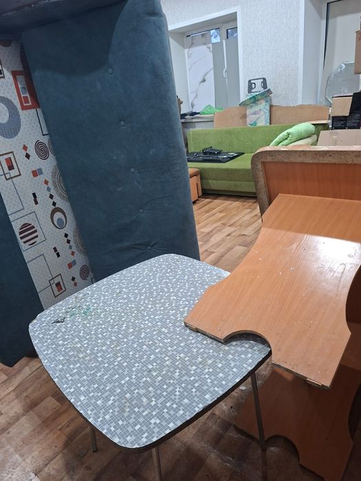 Отдам даром диван раскладной и столы