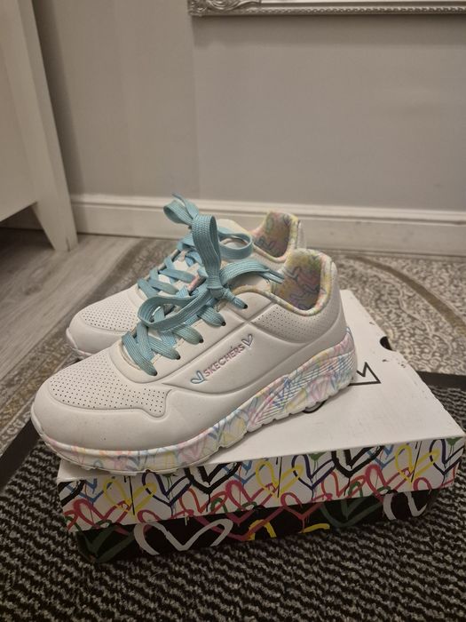 Adidasi Sketchers 35 albi superbi fetite plus adidasi Sinsay 35e