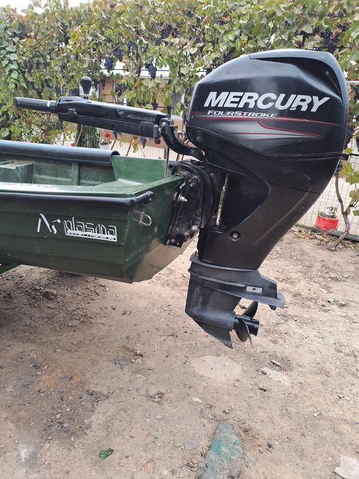 Vând schimb motor Mercury 40 cp