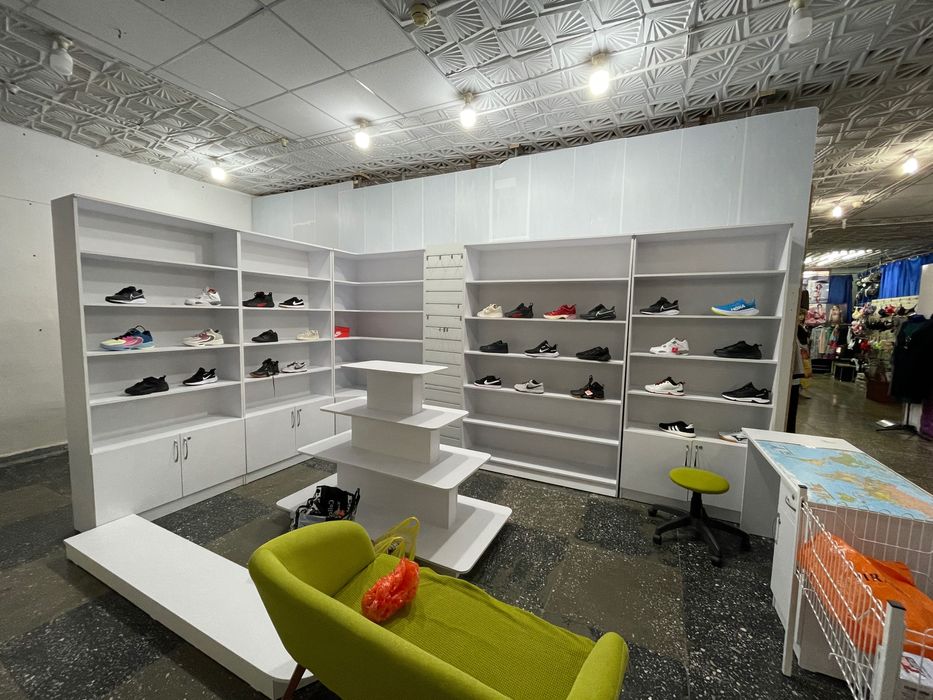 Шкаф полка стулья стол кресло