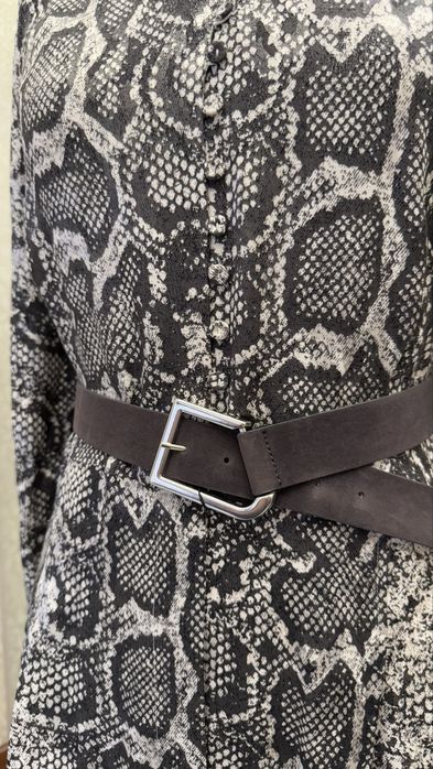 Стильное платье с трендовым принтом «Змеиная кожа»