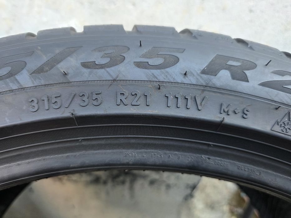 Vand două anvelope de iarna pirelli 315 35 21 dot  3522
