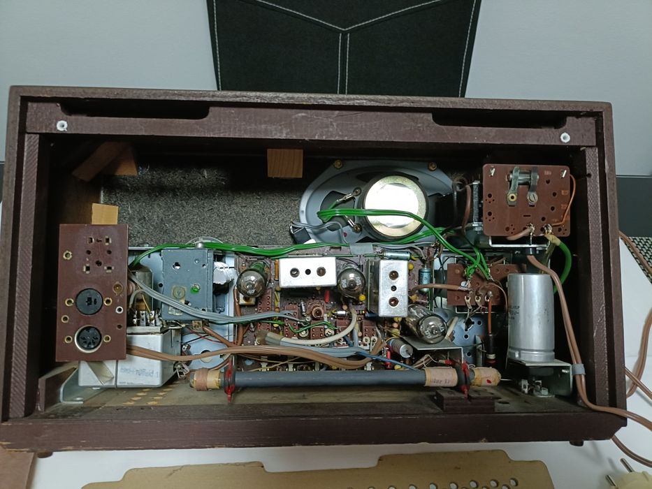 Radio pe lampi Loewe