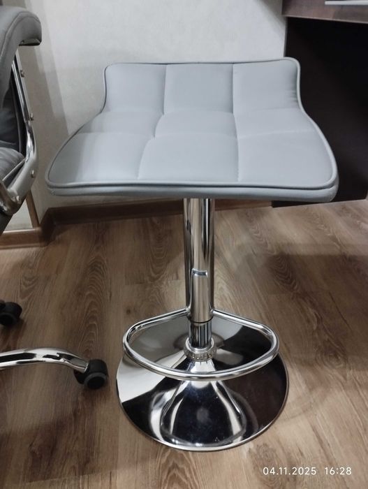 Продам кресло руководителя и барное кресло