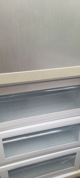 Холодильник работает морозилка