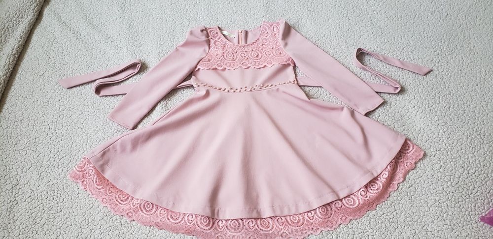 Два платья на девочку 4-5 лет. Оба за 3000тг.