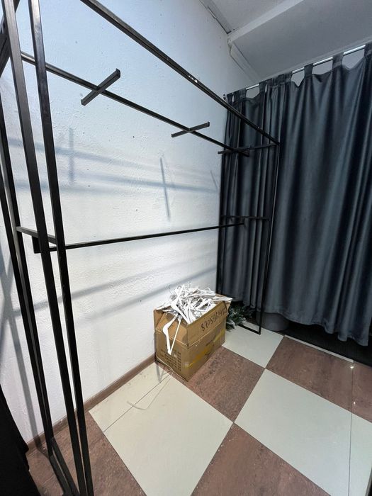Подам напольные торговые стойки