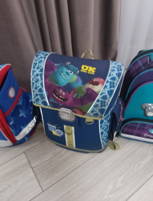 Школьные ранцы рюкзаки сумки.