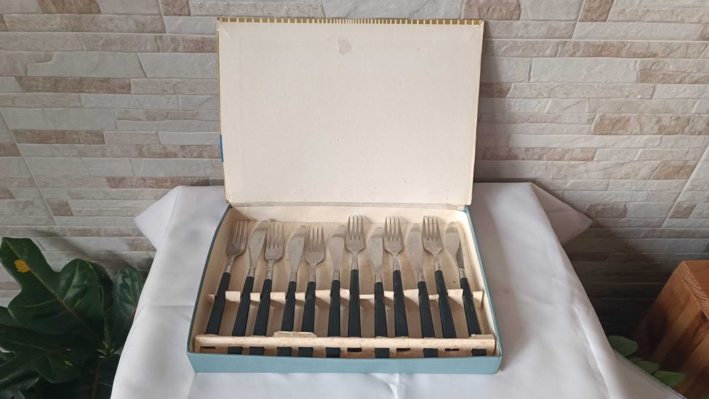 Чисто нови прибори за хранене в кутия - 12 броя - от СОЦ-а